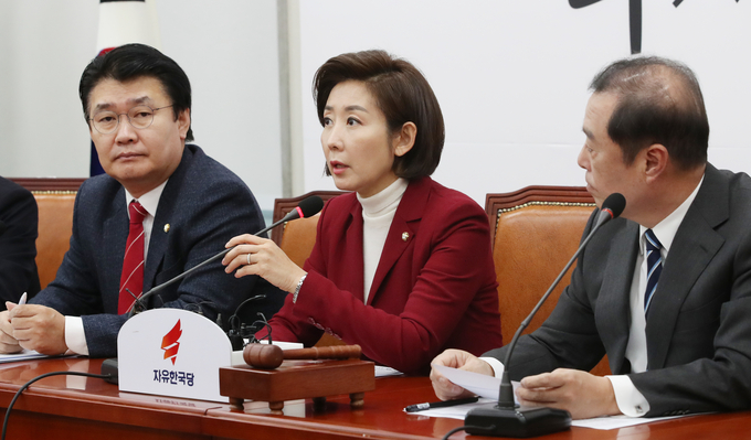  자유한국당 나경원 원내대표(왼쪽 두번째)가 17일 오전 국회에서 열린 비상대책위원회의에서 발언하고 있다. 