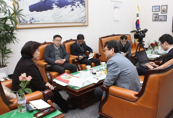 자유한국당 박순자 의원장이 15일 국회 국토위원장실에서 인터뷰를 하고 있다. <사진=이은재 기자>