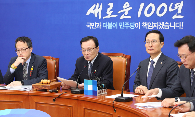 더불어민주당 이해찬 대표(왼쪽 두번째)가 21일 국회에서 열린 최고위원회의에서 발언하고 있다. (사진=연합뉴스)