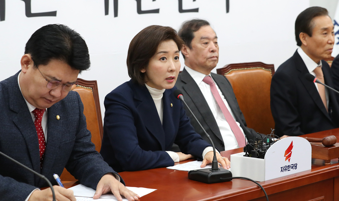 자유한국당 나경원 원내대표(왼쪽 두번째)가 21일 오전 국회에서 열린 비상대책위원회의에서 발언하고 있다.
