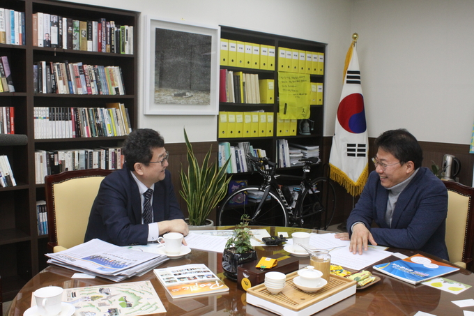 서양호 중구청장은 본지 김능구 대표와의 인터뷰에서 '지방정부의 역할은 주민이 요구하는 공공서비스의 품질을 높이는 것”이라 고 말했다.