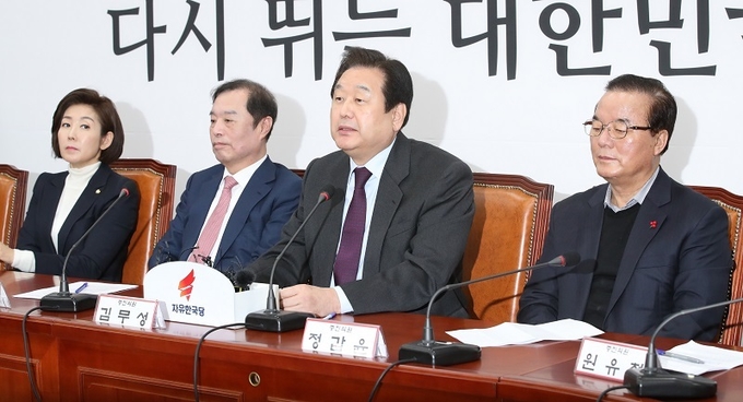 자유한국당 김무성 의원(오른쪽 두번째)이 30일 국회에서 열린 비대위원회·중진의원 회의에서 발언하고 있다. <사진=연합뉴스>