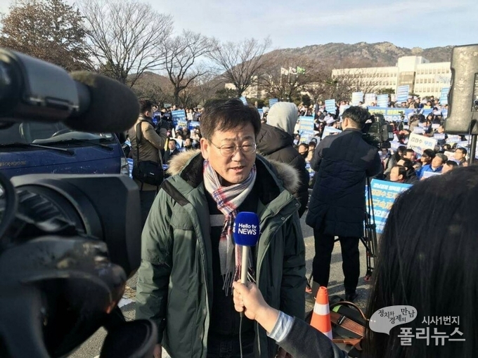 이날 집회에 참석한 더불어민주당 김정호 의원(김해을)이 인터뷰에 응하고 있다.<사진=폴리뉴스>