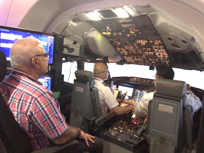 티웨이항공이 지난달 29일에서 31까지 싱가포르 현지 보잉사의 훈련센터를 방문해 보잉 737 MAX 8의 모의비행훈련장치(SIM)를 통한 교육을 수행했다.<사진=티웨이항공>