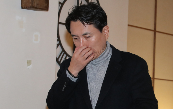 자유한국당 김진태 의원이 지난 10일 서울 여의도 한 음식점에서 기자간담회를 준비하고 있다. (사진=연합뉴스)