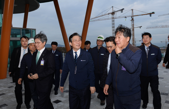 성윤모 산업통상자원부 장관이 지난해 12월 3일 신고리 5·6호기 건설원전 현장을 방문했다.<사진=산업통상자원부>