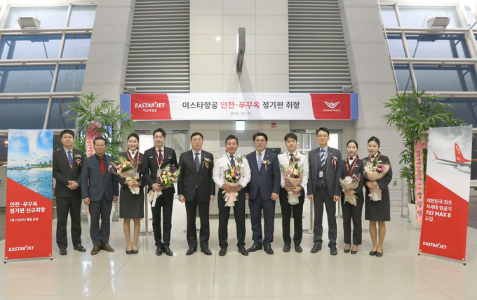15일 오후 인천국제공항 게이트에서 이스타항공 임직원 및 관계자가 참석한 가운데 인천~푸꾸옥 정기편 신규취항을 진행했다.<사진=이스타항공>