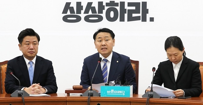 바른미래당 김관영 원내대표(가운데)가 19일 오전 국회에서 열린 원내대책회의에서 발언하고 있다. <사진=연합뉴스>