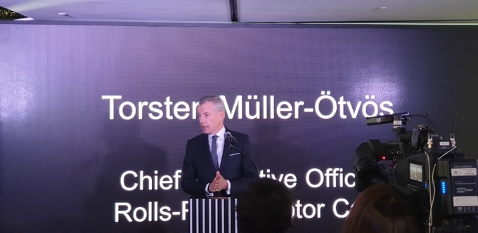 20일 '서울 청담 부티끄' 오픈 행사에서 토스텐 뮐러 오트보쉬(Torsten Müller-Ötvos) 롤스로이스 CEO가 참석자들의 질문에 답변하고 있다.<사진=김기율 기자>