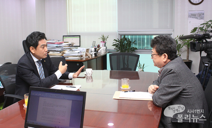 바른미래당 오신환 사무총장이 지난 21일 국회 의원회관에서 '폴리뉴스'와 인터뷰를 가졌다. <사진 이은재 기자>