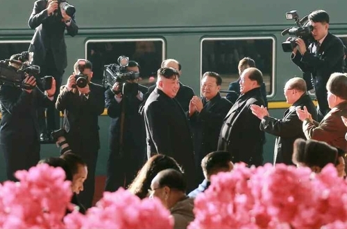김정은 북한 국무위원장이 지난 23일 오후 2차 북미정상회담 참석을 위해 평양역을 출발하기 전 환송식을 갖는 모습