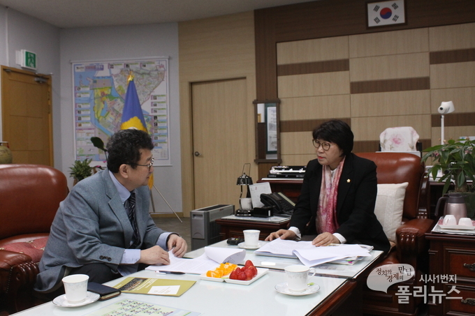 김성해 연수구의회 의장은 본지 김능구 대표와의 인터뷰에서 '의회 직원 인사권을 의장에게 이양하는 법 개정 이루어져야 한다'고 말했다.