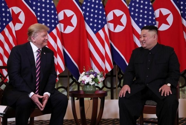 도널드 트럼프 미국 대통령과 김정은 북한 국무위원장은 지난달 27~28일 양일 간 베트남 하노이에서 2차 북미정상회담을 위해 만났지만 합의문 서명에 이르지 못한 채 결렬됐다.