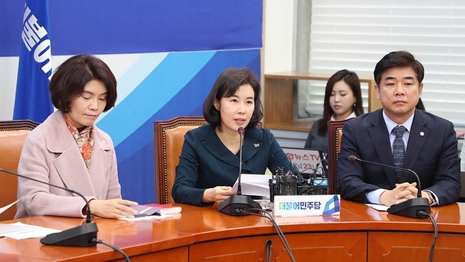 지난 5일 국회에서 열린 더불어민주당 원내대책회의에서 박경미 원내부대표(가운데)가 발언하고 있다. <사진=민주당>