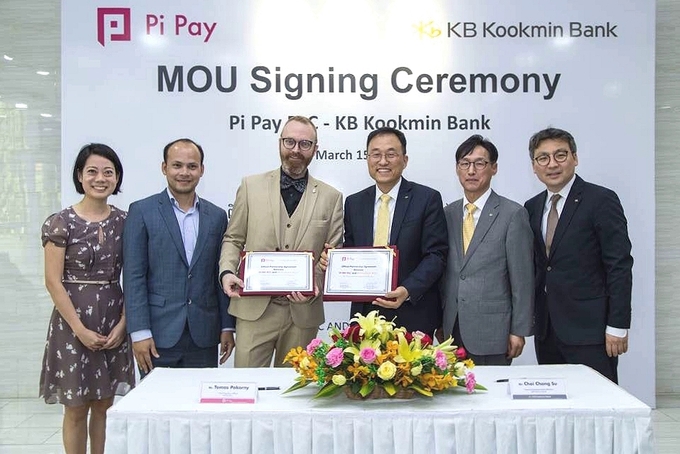 KB국민은행은 지난 15일 캄보디아 프놈펜에 위치한 KB캄보디아은행 본점에서 캄보디아 1위 모바일 결제(페이먼트) 플랫폼인 파이페이(Pi Pay)와 상호 협력방안을 담은 양해각서(MOU)를 체결했다. (좌측부터) Kelly Chng Koon Koon 파이페이 마케팅디렉터, Sopheak Min 파이페이 CFO, Tomas Pokorny 파이페이 CEO, 최창수 KB국민은행 글로벌사업본부 상무, 박용진 KB캄보디아은행 법인장, 장지규 KB국민은행 글로벌기획부장.  <사진=KB국민은행>