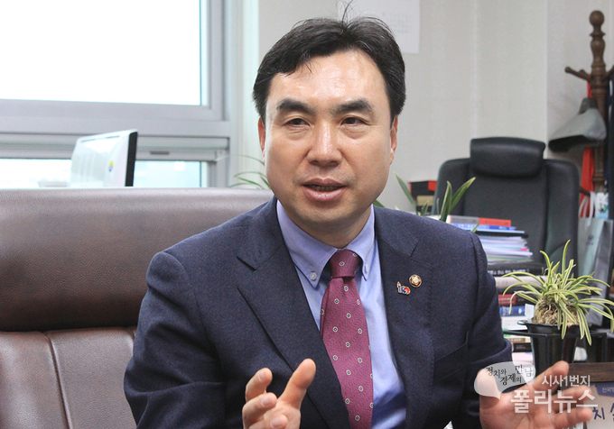 윤관석 더불어민주당 의원은 <폴리뉴스>와의 인터뷰에서 '한국당은 지금이라도 선거제도 개혁 법안 심의에 협조해야 한다'고 말했다.