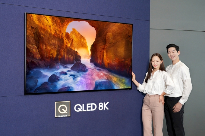 삼성전자가 25일 국내 시장에 화질에서 스마트 기능까지 완전히 새로워진 2019년형 ‘QLED TV’를 전격 출시한다. <사진=삼성전자 제공>