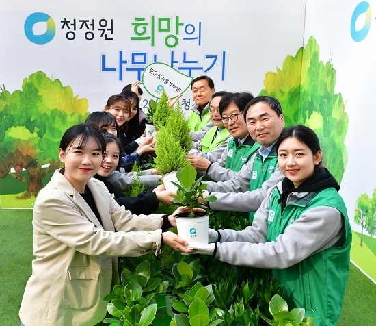 대상 청정원은 26일 서울 청계광장에서 ‘2019 희망의 나무나누기’ 행사를 펼쳤다. <사진=대상 제공>