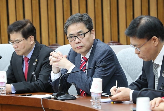 자유한국당 곽상도 의원이 26일 국회에서 열린 원내대책회의에 참석했다.<사진=연합뉴스>