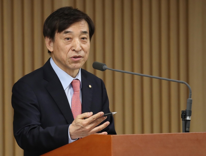 이주열 한국은행 총재가 1일 한은 본점에서 기자간담회를 열고 기준금리 인하 가능성을 일축했다. <사진=연합뉴스>