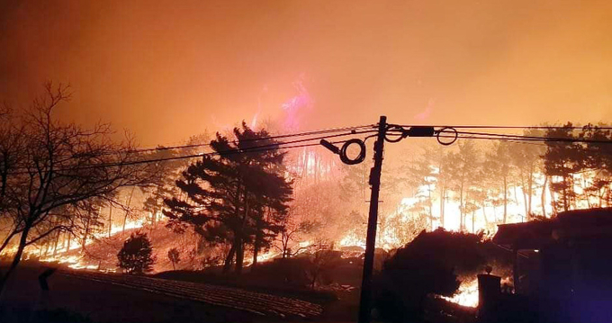 지난 4일 강원도 고성과 속초 일대에서 대형 산불이 발생해 일부 통신 시설 피해가 발생했다. <사진=연합뉴스>