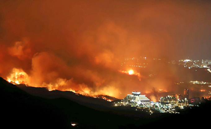 4일 오후 11시 50분경 강원도 고성군 토성면에서 시작된 화재가 산을 뒤덮고 있다 <사진=연합뉴스>