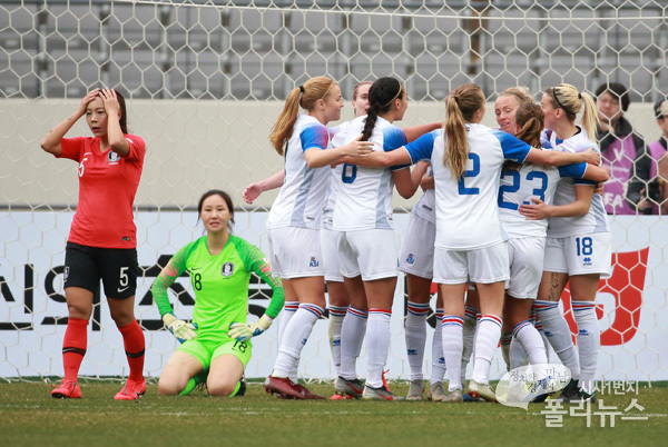 여자 축구대표팀이 인저리 타임에서 어이없는 실점으로 결승골을 허용하고 있다.