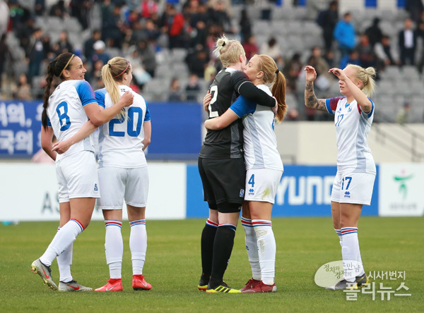 2-3으로 짜릿한 승리를 거둔 아이슬란드 선수들이 기뻐하고 있다.