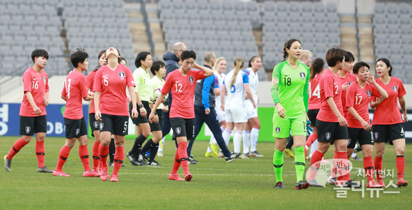 후반전 계속되는 공격으로 우세한 경기를 펼치고도 아쉬운 수비 실수로 아이슬란드에게 패배한 한국 여자 축구대표팀 선수들이 아쉬운 표정을 하며 경기장을 빠져 나가고 있다.