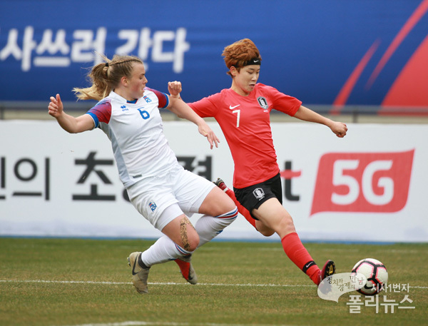 한국 대표팀의 문미라가 측면에서 크로스를 올리고 있다.