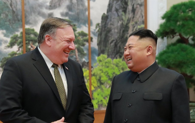 김정은 북한 국무위원장과 만난 마이크 폼페이오 미국 국무장관[사진=연합뉴스]