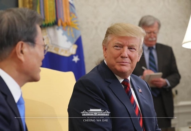 도널드 트럼프 대통령은 11일(현지시간) 미국 백악관에서 문재인 대통령과의 정상회담에서 북한과의 스몰딜 가능성을 배제하지 않았다.[사진=청와대 페이스북]
