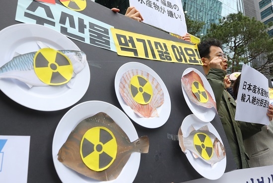 세계무역기구(WTO) 상소기구는 일본이 제기한 후쿠시마 수산물 수입금지 조치 제소 사건에서 한국의 조치가 타당한 것으로 11일 판정했다. 사진은 일본 후쿠시마 수산물 수입금지를 촉구하는 시민단체 회원의 활동 모습.<사진=연합뉴스>
