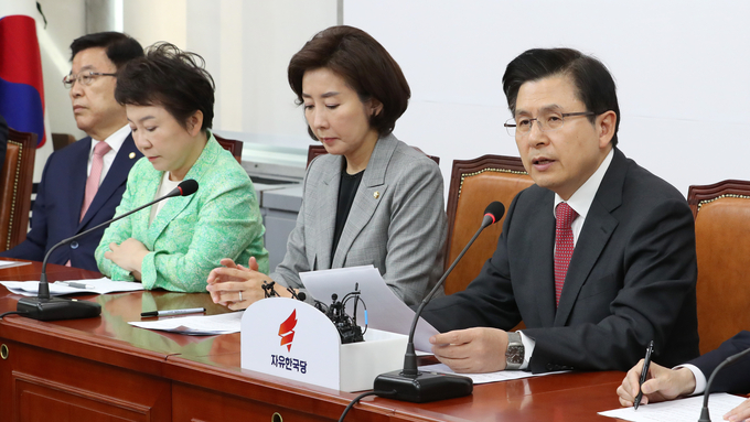 자유한국당 황교안 대표(오른쪽)가 15일 오전 국회에서 열린 최고위원회의에서 발언하고 있다. <사진=연합뉴스>