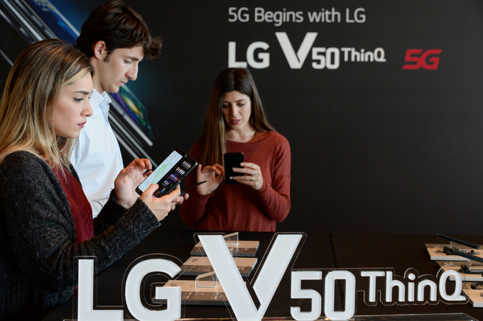 LG전자의 최초 5G 스마트폰 V50 ThinQ의 출시가 오는 19일에서 26일로 미뤄질 가능성이 제기됐다. <사진=LG전자 제공>