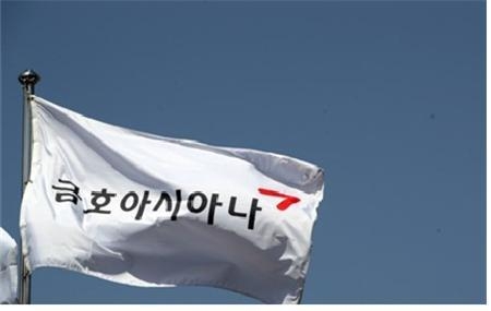 15일 오후 서울 강서구 아시아나항공 본사에 게양된 바람에 휘날리는 금호아시아나그룹 깃발 <사진=연합뉴스>