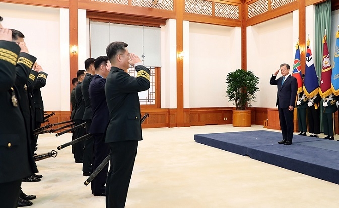 문재인 대통령은 15일 청와대 본관에서 군 장성 진급 및 보직 신고식을 가졌다.[사진=청와대]