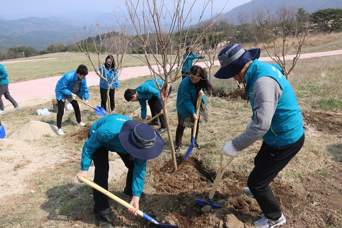 한국원자력환경공단 자원봉사자들이 배롱나무를 심고 있다. <사진=한국원자력환경공단 제공>
