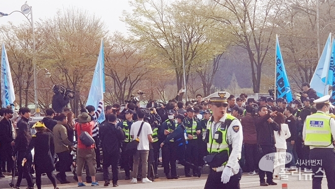 시위대와 기억식 참가자 측의 마찰을 제지하고 있는 경찰 <사진=폴리뉴스>