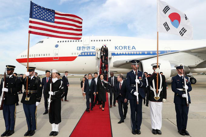 지난 10일 문재인 대통령이 미국을 방문했을때 미 의장단이 사용한 색바랜 태극기(오른쪽)