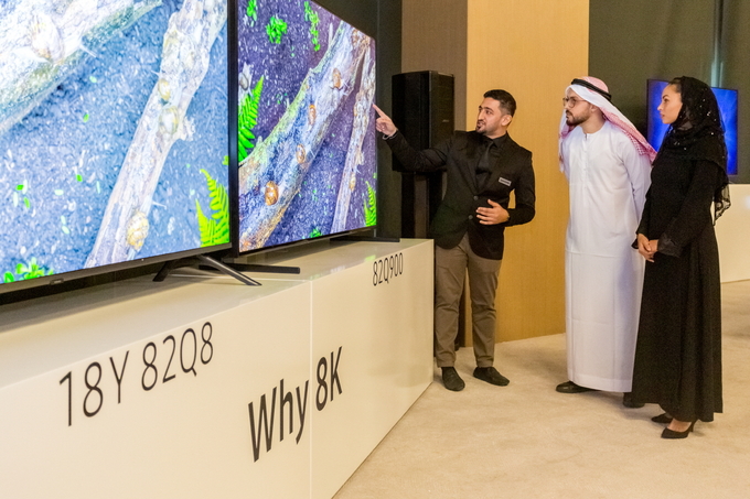 삼성전자가 17일(현지시간) 아랍에미리트 두바이에 위치한 릭소스 호텔에 주요 거래선과 미디어를 초청, 2019년형 QLED TV를 중동 지역에 본격 출시하는 행사를 개최했다. <사진=삼성전자 제공>