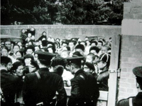 김주열 열사의 시신을 보려는 시민들과 제지하는 경찰 <사진=3.15의거 기념사업회 제공>