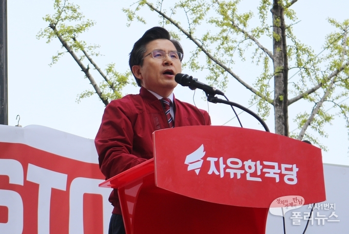 20일 자유한국당 장외투쟁에서 문재인 정부를 규탄하고 있는 황교안 대표 <사진=폴리뉴스>