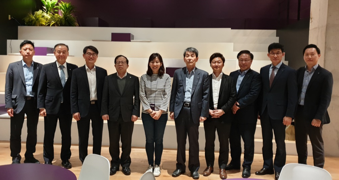 지난 19일 이동걸 산은 회장(왼쪽에서 여섯번째)과 김슬아 컬리 대표(왼쪽에서 다섯번째), 강정원 컬리 CEO(오른쪽에서 네번째) 등이 만나 유니컨 기업 육성에 대해 논의했다. <사진=KDB산업은행 제공>