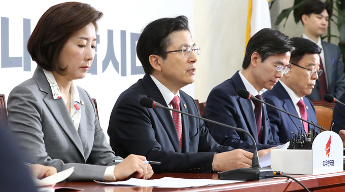 자유한국당 황교안 대표(왼쪽 두번째)가 22일 오전 국회에서 열린 최고위원회의에서 발언하고 있다. <사진=폴리뉴스>
