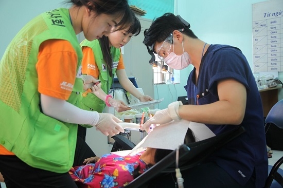 제주항공은 (사)열린의사회와 함께 베트남에서 18번째 해외 의료봉사활동을 펼쳤다. <사진=제주항공 제공>