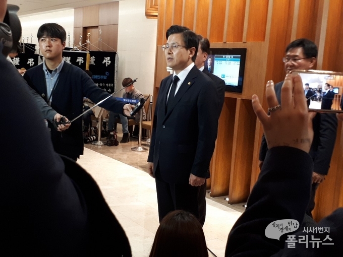 황교안 자유한국당 대표가 22일 고(故) 김홍일 전 의원의 조문을 마친 뒤 취재진의 질문에 답하고 있다.