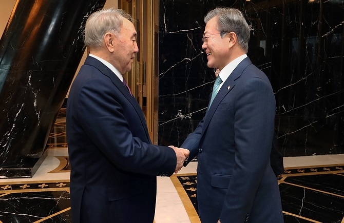 문재인 대통령은 22일(현지시간) 카자흐스탄 나자르바예프 센터에서 나자르바예프 카자흐스탄 초대 대통령과 만나 악수를 나누고 있다.[사진=청와대]