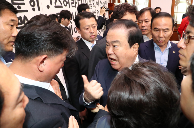 자유한국당 의원들과 설전을 벌이는 문희상 국회의장 <사진=연합뉴스>