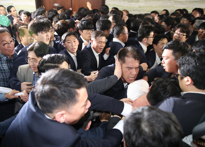 자유한국당 의원과 보좌관들이 25일 국회 의안과 진입을 시도하다 국회 관계자들과 몸싸움을 벌이고 있다. <사진=연합뉴스>